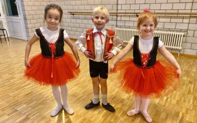 Kleine Kinder tanzen